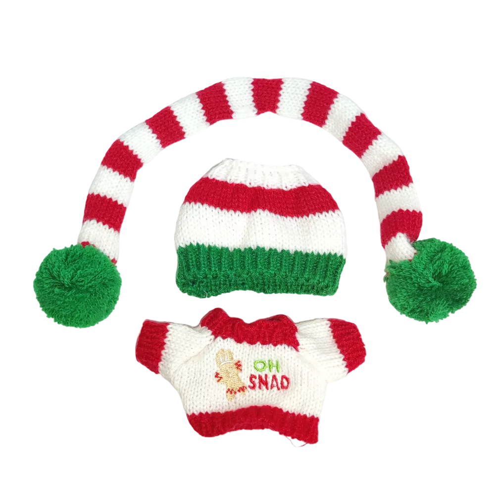 Christmas caps, miniature suits and sweaters, along with keychains from the first and second generation, and even mini labubu clothes. - Image 4