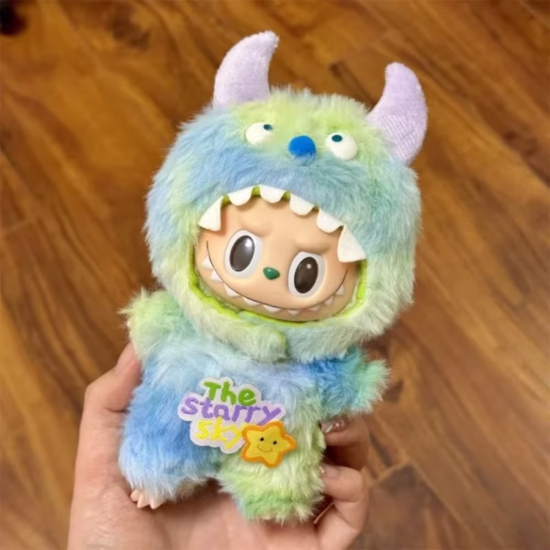 The blind box mini Labubu comes with a 17cm Labubu doll costume, and the adaptable handmade frog and pig plush set skirt